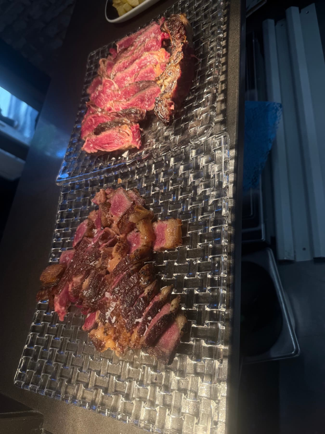 Selección de carne trinchada y preparada para el servicio