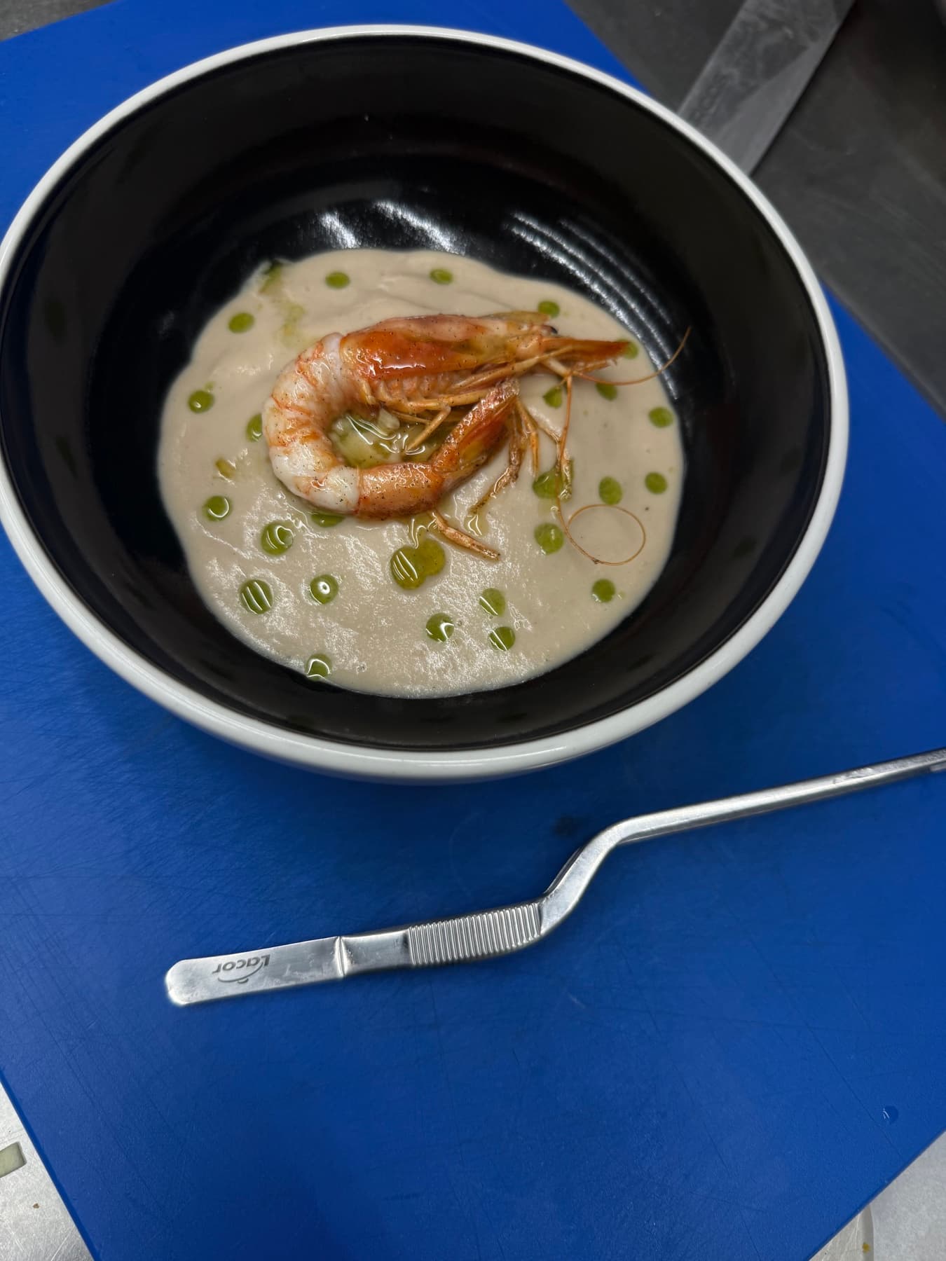 Emplatado de langostino con crema y aceite verde