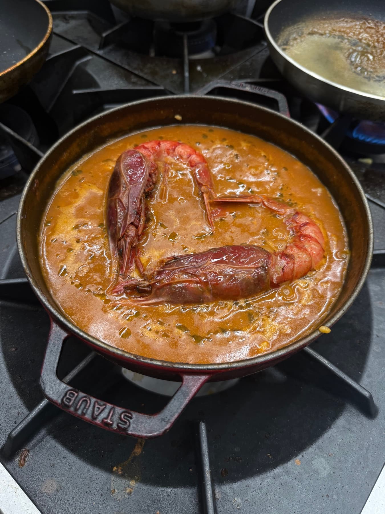 Fondo de marisco cocinándose lentamente sobre el fuego